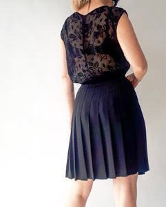 Vintage Black Pleated Short Skirt with High Waist and Crepe Fabric, 26" Waist